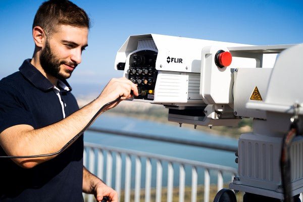 La mejor cámara FLIR de alta velocidad de su clase mejora la visibilidad del objetivo en aplicaciones de seguimiento y medición de largo alcance - Colvin y Cia Ltda.