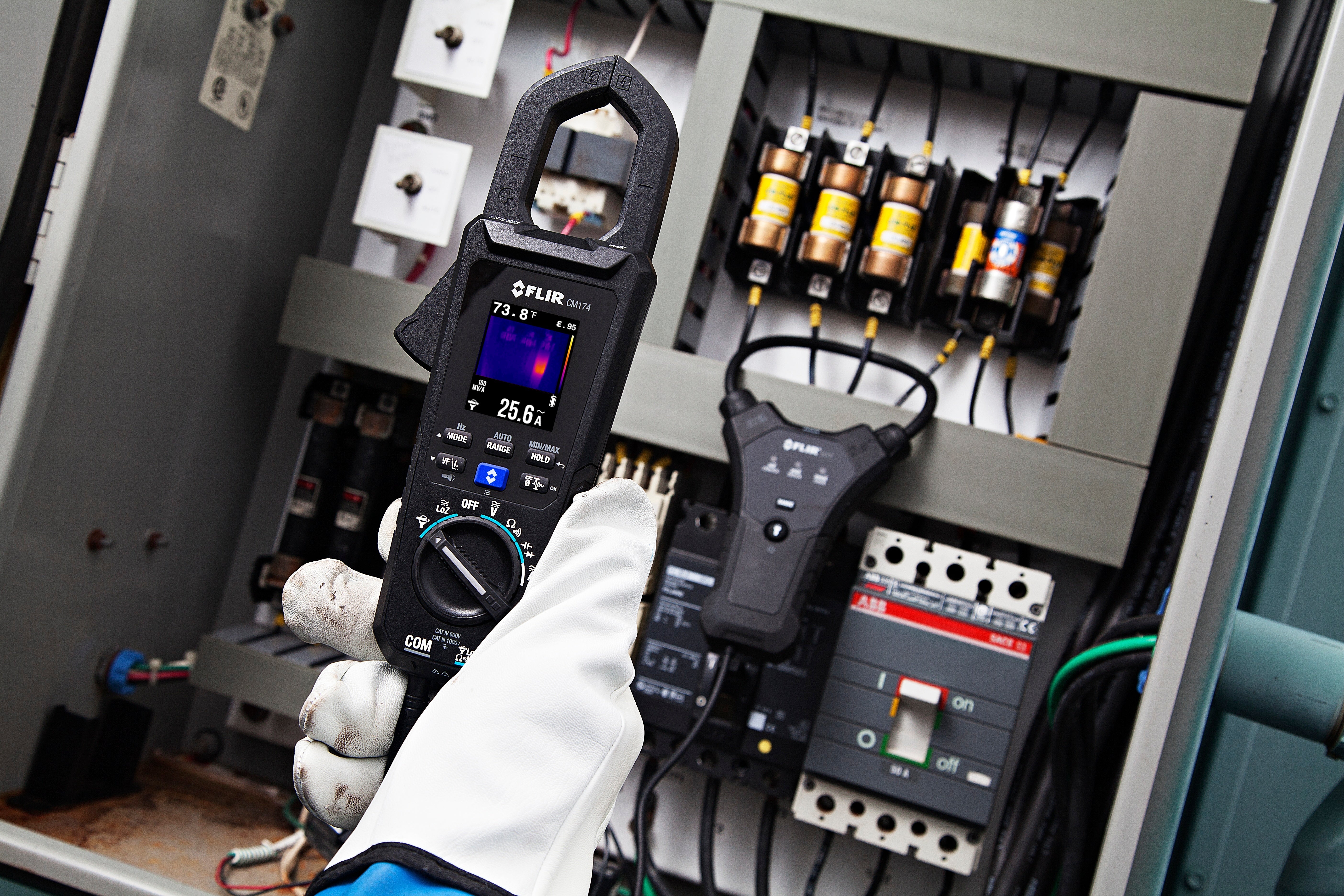 Reparaciones eléctricas de verano: por qué medir corriente antes de conectar marca la diferencia - Colvin y Cia Ltda.